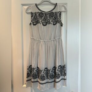 Women’s blank and white dress